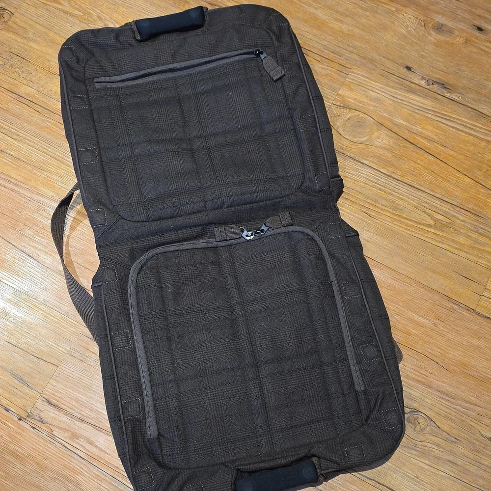 OGIO compact messenger